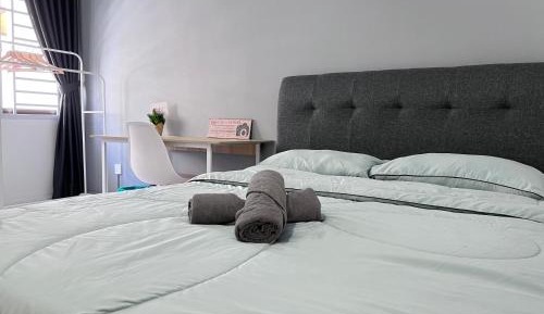 Queen Room with Shared Bathroom