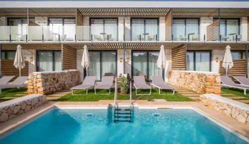 Deluxe Semi Private Pool