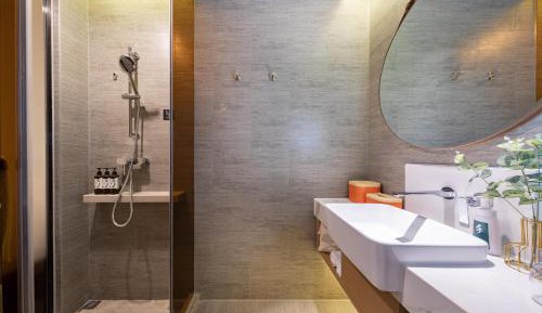 Deluxe Double Room with City View 