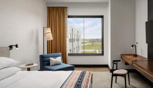 1 King Bed, Mobility Accessible Room, Bathtub w/ Grab Bars, Non-Smoking