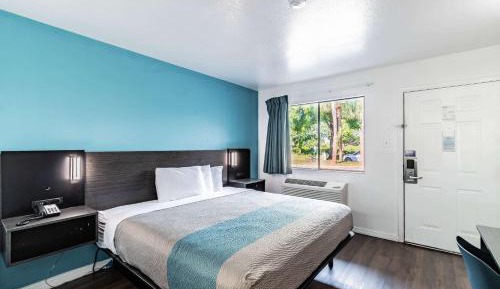 King Room - Non-Smoking