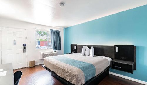 King Room with Roll-in Shower - Disability Access - Non-Smoking