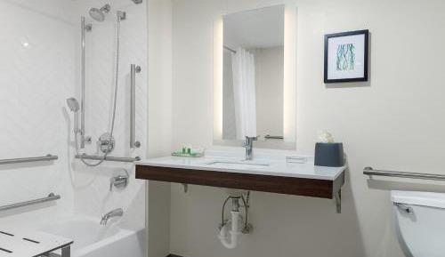 Standard Queen Room with Two Queen Beds and Mobility Accessible Tub
