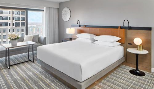 King Room with Balcony and City View 