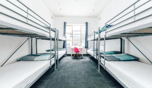 Bed in 6-Bed Mixed Dormitory Room with Shared Bathroom