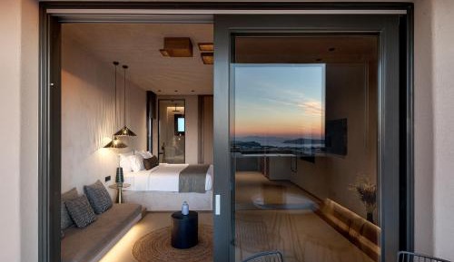 Elegant Suite with Hot Tub