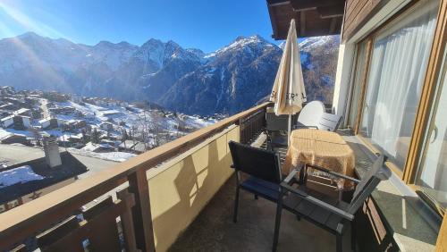 Apartment with Mountain View
