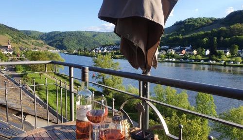 Studio with Balcony and River View
