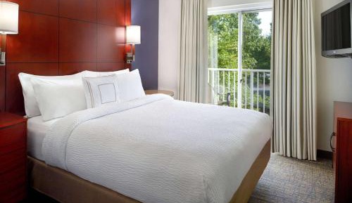 One Bedroom Balcony Suite Queen