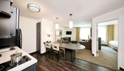 One-Bedroom Queen Suite with Bathtub - Mobility Accessible