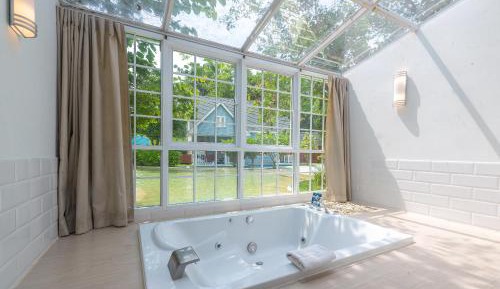Villa with Jacuzzi 
