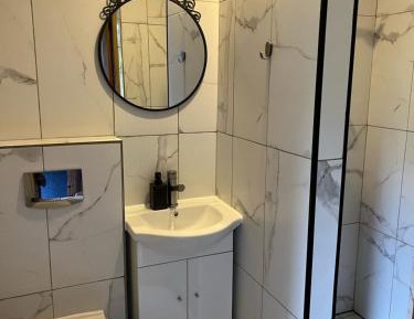 Economy Twin Room – Happy Ending