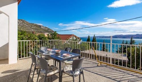 One Bedroom Apartment with Terrace and Sea View