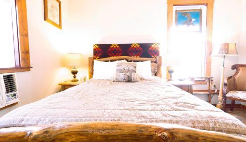 Premium Queen Room - Log Cabin