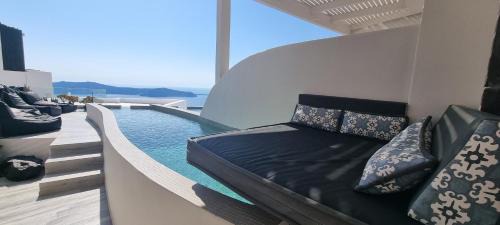 Grand Cave Villa with Private Pool and Caldera View (2-7 people)