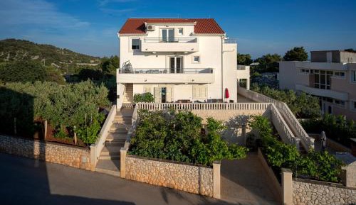 Classic One-Bedroom Apartment with Sea View and Balcony