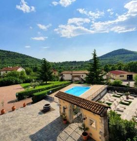 Apartment with Pool View 