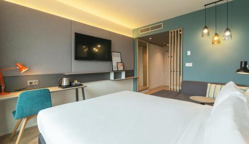 Standard Queen Room with Single Sofa Bed