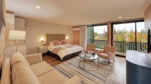 King Studio with Sofa Bed