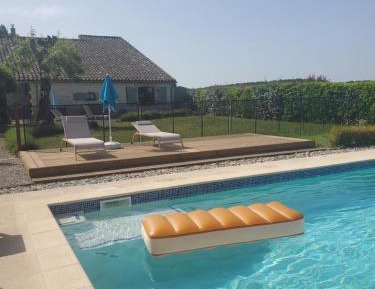 Apartment with Pool View 