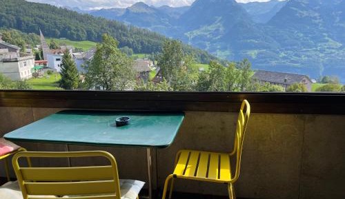 Apartment with Mountain View
