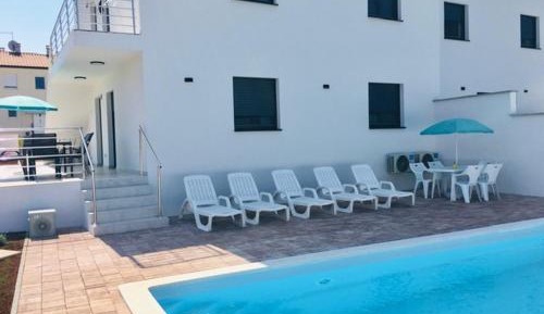 Apartment with Pool View 
