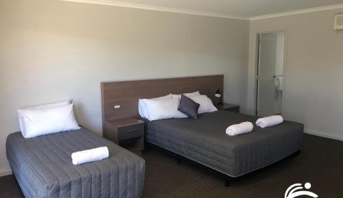 Deluxe Double Room (2 Adults + 1 Child)