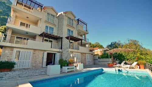 One-Bedroom Apartment with Sea View