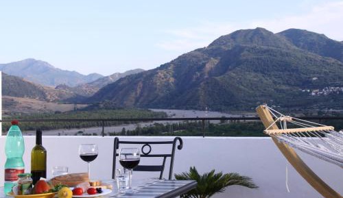 Apartment with Mountain View