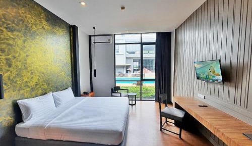 Deluxe Double or Twin Room with Pool View