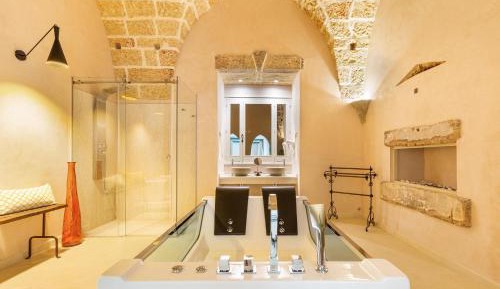 Deluxe Suite with Spa Bath