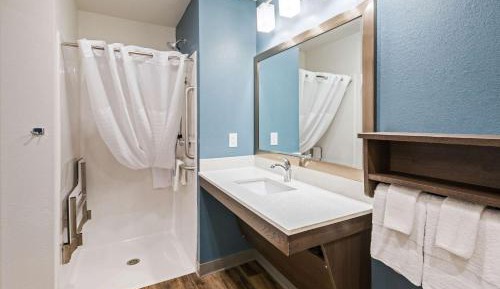 Queen Room  with Roll-In Shower - Disability Access/Non-Smoking