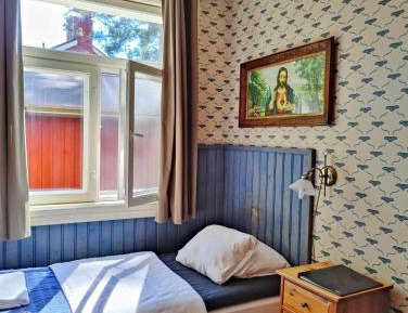 Single Room with Shared Bathroom