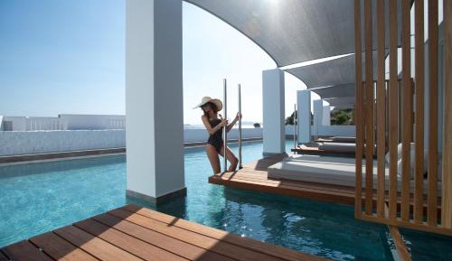 Deluxe Suite with Sea View & Shared Pool