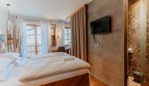 Double Room with Balcony and Mountain View