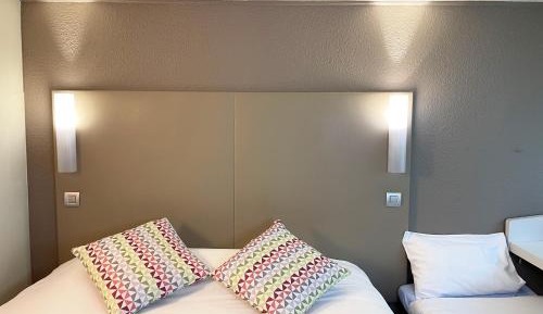 Standard Queen Room with One Single Bed - Up to Ten Years