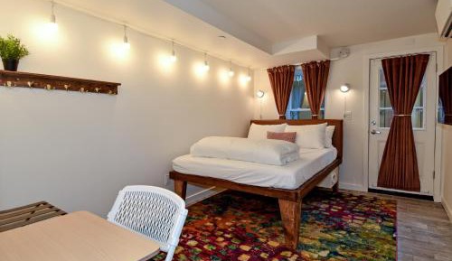 Lower Level Deluxe Queen Room (Plus Extra Fold-Out Mattress)