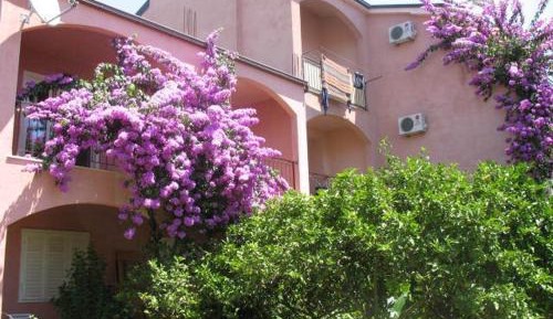 Apartment with Garden View