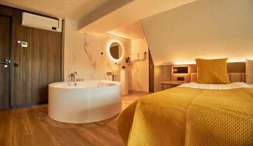 Suite with Hot Tub