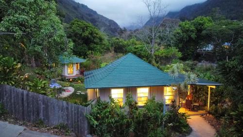 Cottage with Hot Tub - One King Bed