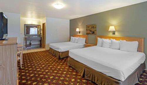 King Room with Queen Bed 