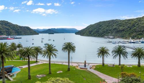 Quay # 3 waterfront Three Bedroom apartment (sleeps 8)