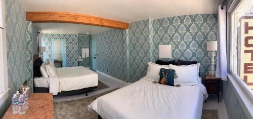 Deluxe Queen Room