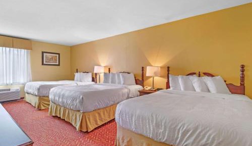 One-Bedroom Suite with Three Queen Beds and Sofa Bed - Non-Smoking