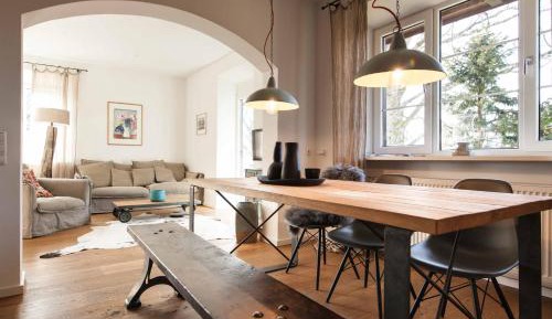 Apartment with Mountain View