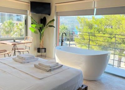 King Suite with Balcony and Bathtub