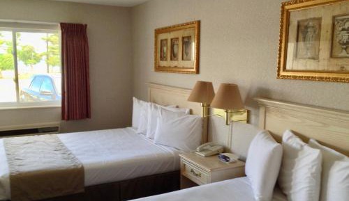 Lake and Park View / Two queen beds