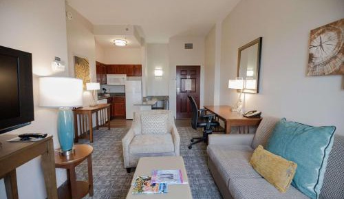 One-Bedroom Queen Suite with Roll-In Shower - Mobility Accessible