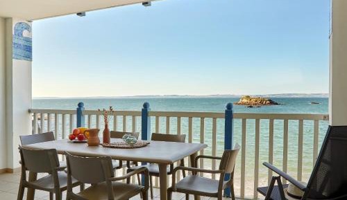 One-Bedroom Apartment with Sleeping Alcove and Terrace or Balcony (6 people) - Open Sea View - Seafront