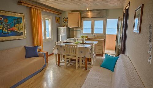 Deluxe One-Bedroom Apartment